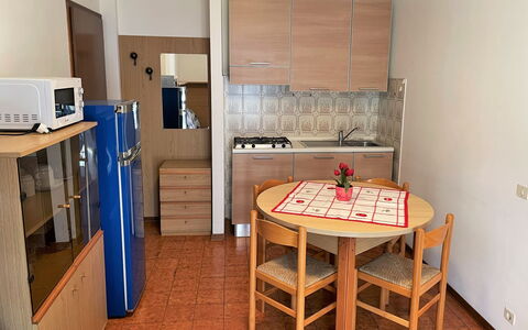 Sabrina: Table, Propriété, Meubles, Cabinetry, Bâtiment, Bois, Chaise, Design Intérieur, Sol, Maison