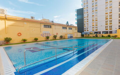 Nemesis: L'Eau, Ciel, Plante, Nuage, Bâtiment, Fenêtre, Piscine, Bleu Azur, Maison, Ombre
