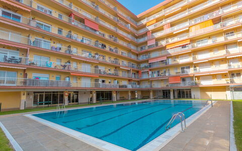 Nemesis: Bâtiment, Ciel, Propriété, L'Eau, Piscine, Fenêtre, Bleu Azur, Plante, Architecture, Ombre