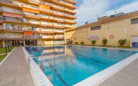 Nemesis: L'Eau, Bâtiment, Ciel, Piscine, Plante, Bleu Azur, Fenêtre, Nuage, Maison, Condominium
