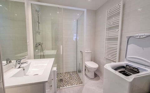 Les Figuiers: Luminaire Plomberie, Miroir, Robinet, Évier, Salle De Bains, Bâtiment, Douche, Design Intérieur, Tete De Douche