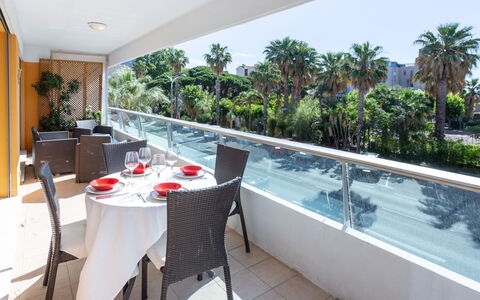 Les Palmiers: L'Eau, Plante, Table, Meubles, Propriété, Bâtiment, Chaise, Piscine, Ombre, Design Intérieur