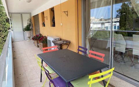 Les Palmiers: Table, Meubles, Plante, Bâtiment, Propriété, Fenêtre, Chaise, Design Intérieur, Ombre, Bois