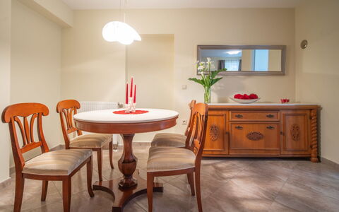 Svea: Table, Cabinetry, Meubles, Propriété, Bâtiment, Plante, Chaise, Bois, Tiroir, Orange