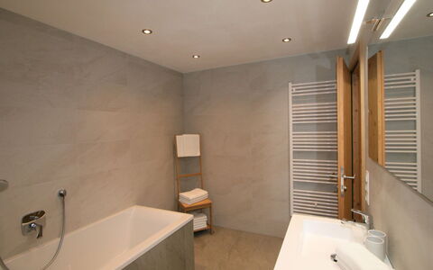 Rosina: Baignoire, Robinet, Luminaire Plomberie, Propriété, Évier, Salle De Bains, Bâtiment, Lavabo, Bois