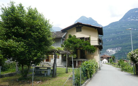 Margarita: Plante, Bâtiment, Ciel, Propriété, Nuage, Fenêtre, Arbre, Maison, Lot Terre, Clôture