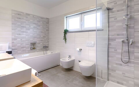 Tara: Robinet, Luminaire Plomberie, Bâtiment, Baignoire, Miroir, Salle De Bains, Violet, Fenêtre, Design Intérieur