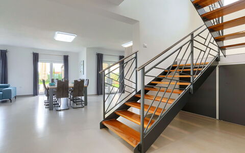 Villa Lea: Propriété, Bâtiment, Escaliers, Fenêtre, Bois, Design Intérieur, Sol, Plante, Sol
