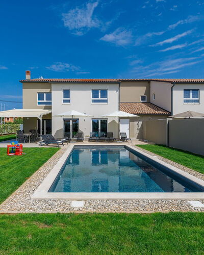 Villa Lea: Nuage, Ciel, Plante, L'Eau, Propriété, Jour, Bâtiment, Piscine, Bleu Azur, Fenêtre
