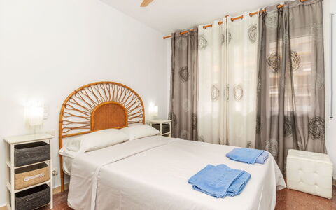 Felix: Lit, Chambre, Meubles, Design Intérieur, Literie, Drap De Lit, Sol, Textile, Sol, Pièce