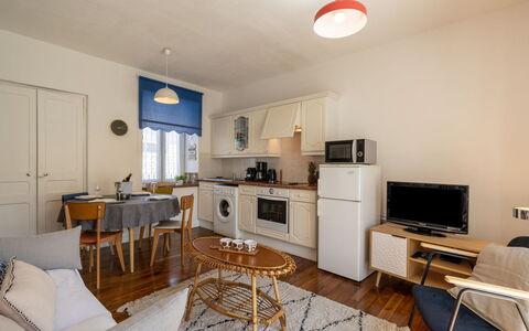 Ti Erminig: Meubles, Propriété, Cabinetry, Électroménager, Design Intérieur, Télévision, Éclairage, Bois, Chaise, Cuisine