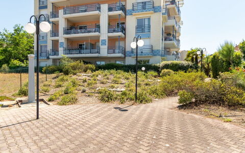 Océane: L'Eau, Ciel, Propriété, Plante, Bâtiment, Nuage, Piscine, Arbre, Zone Résidentielle, Herbe