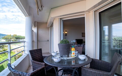 Cannes 595: L'Eau, Ciel, Propriété, Plante, Bâtiment, Nuage, Piscine, Arbre, Zone Résidentielle, Herbe