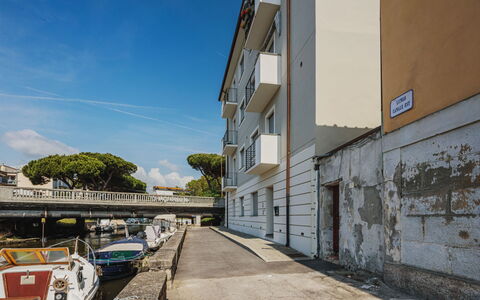 Appartamento Maestrale: L'Eau, Ciel, Propriété, Plante, Bâtiment, Nuage, Piscine, Arbre, Zone Résidentielle, Herbe