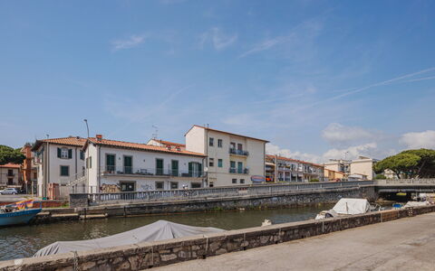 Appartamento Maestrale: L'Eau, Ciel, Propriété, Plante, Bâtiment, Nuage, Piscine, Arbre, Zone Résidentielle, Herbe