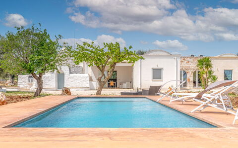 Bianco Trullo: Nuage, Ciel, Propriété, Plante, L'Eau, Piscine, Bâtiment, Bleu Azur, Ombre, Arbre