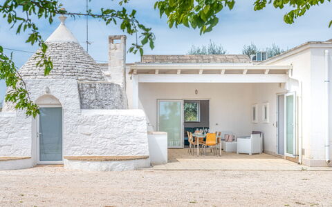 Bianco Trullo: Ciel, Propriété, Plante, Bâtiment, Lot Terre, Ombre, Mur, Arbre, Immobilier, Paysage