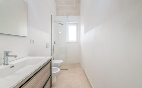 Bianco Trullo: Évier, Miroir, Luminaire Plomberie, Robinet, Bâtiment, Salle De Bains, Lavabo, Bois, Baignoire