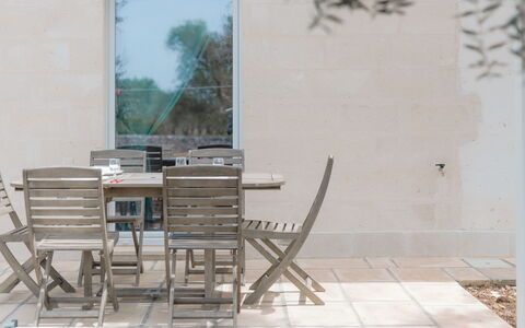 Bianco Trullo: Meubles, Bâtiment, Table, Bois, Plante, Mobilier De Jardin, Chaise, Sol, Sol, Arbre