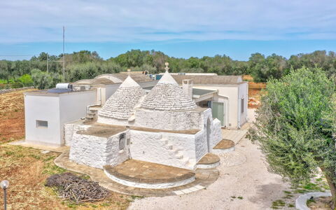 Bianco Trullo: Ciel, Plante, Nuage, Bâtiment, Arbre, Maison, Lot Terre, Design Urbain, Paysage, Façade