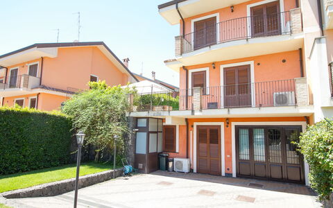 Villa Dei Castagni: Bâtiment, Plante, Fenêtre, Propriété, Ciel, Maison, Architecture, Design Urbain, Porte