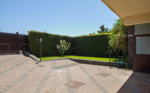 Villa Dei Castagni: Ciel, Plante, Surface De La Route, Lot Terre, Asphalte, Design Urbain, Arbre, Herbe, Ombre, Zone Résidentielle