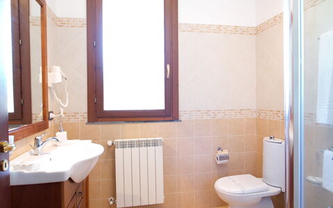 Villa Dei Castagni: Évier, Luminaire Plomberie, Robinet, Lavabo, Propriété, Miroir, Armoire De Toilette, Salle De Bains, Bâtiment