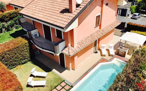 Villa Dei Castagni: Bâtiment, Fenêtre, Propriété, Plante, L'Eau, Vert, Piscine, Bois, Design Urbain, Maison