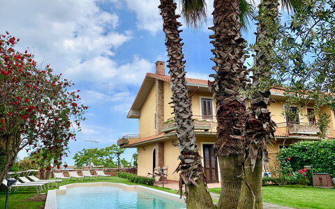 Villa Tricca: Plante, Ciel, Bâtiment, L'Eau, Nuage, Vert, Arbre, Maison, Architecture, Arecales