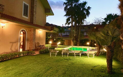 Villa Tricca: Plante, Ciel, Bâtiment, Propriété, Fenêtre, Vert, Arbre, Maison, Herbe, Arecales