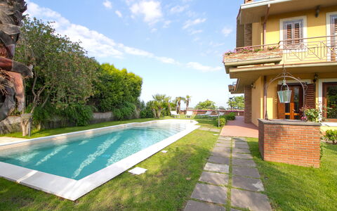 Villa Tricca: L'Eau, Plante, Nuage, Ciel, Propriété, Bâtiment, Fenêtre, Arbre, Piscine, Herbe