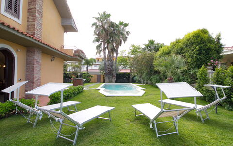 Villa Tricca: Plante, Table, Bâtiment, Ciel, Ombre, Arbre, Piscine, Mobilier De Jardin, Tableau De Plein Air, Chaise