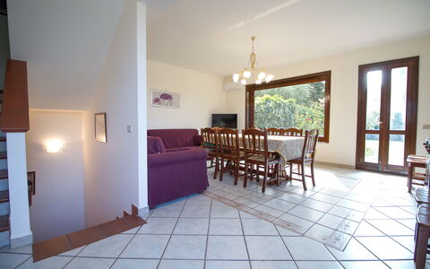 Villa Tricca: Meubles, Fenêtre, Bois, Table, Salon, Salle, Architecture, Design Intérieur, Chaise, Sol