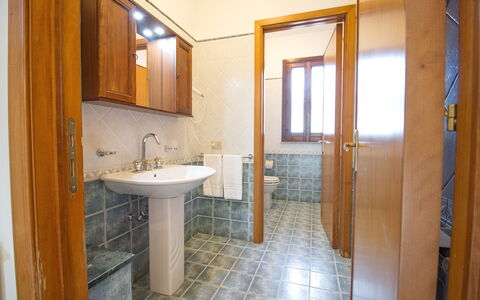 Villa Tricca: Miroir, Robinet, Évier, Luminaire Plomberie, Bâtiment, Lavabo, Propriété, Salle De Bains, Bois, Design Intérieur