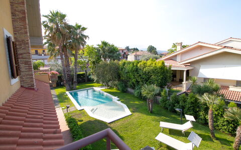 Villa Tricca: Plante, Ciel, Propriété, Bâtiment, Fenêtre, Arbre, L'Eau, Piscine, Herbe, Mobilier De Jardin