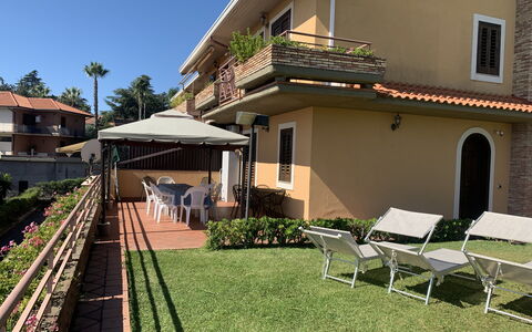 Villa Tricca: Plante, Bâtiment, Propriété, Ciel, Fenêtre, Ombre, Architecture, Chalet, Loisir, Maison