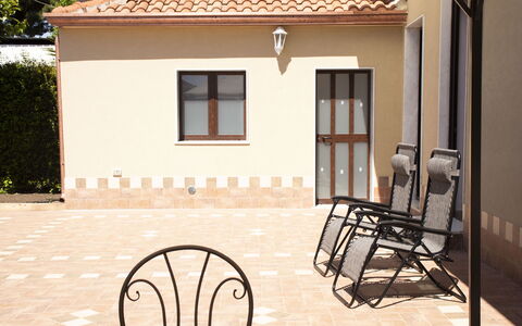 Villa Saponara: Meubles, Sol, Sol, Porte, Porche, Mobilier De Jardin, Chaise, Tache De Bois, Ombre, Cour