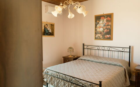 Villa Saponara: Lit, Meubles, Design Intérieur, Chambre, Literie, Drap De Lit, Mur, Bois, Sol, Linge