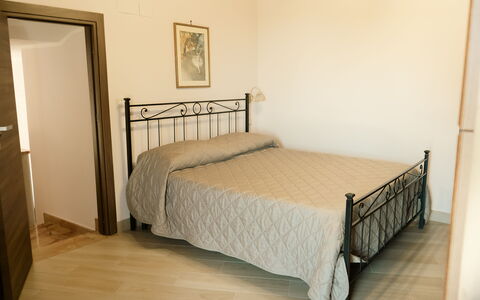 Villa Saponara: Lit, Meubles, Chambre, Literie, Drap De Lit, Sol, Design Intérieur, Sol, Bois, Pièce
