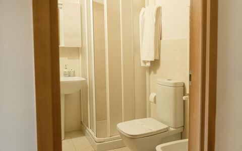 Villa Saponara: Sol, Sol, Mur, Bois, Design Intérieur, Pièce, Siège De Toilette, Luminaire Plomberie, Toilette, Salle De Bains