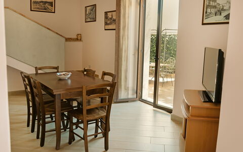 Villa Saponara: Meubles, Sol, Bois, Design Intérieur, Sol, Table Cuisine Et Salle A Manger, Table, Chaise, Salle À Manger, Pièce