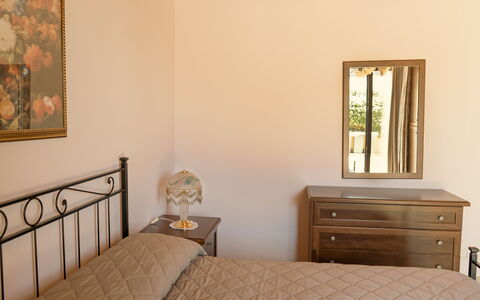 Villa Saponara: Lit, Meubles, Chambre, Literie, Design Intérieur, Drap De Lit, Bois, Sol, Sol, Pièce
