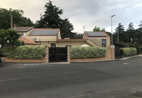 Villa Saponara: Zone Résidentielle, Maison, Domicile, Banlieue, Allée, Porte, Accueil Escrime