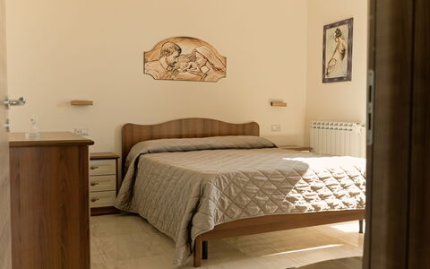 Etna Suites: Meubles, Lit, Chambre, Design Intérieur, Bois, Drap De Lit, Literie, Sol, Sol, Pièce