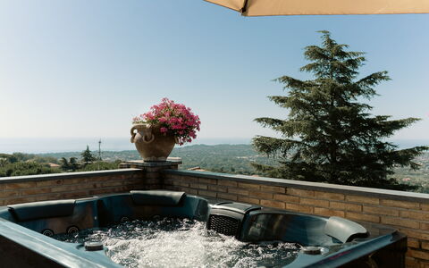 Etna Suites: Meubles, Piscine, Pot De Fleur, Baignoire, Recours, Mobilier De Jardin, Jacuzzi, Plante D'Appartement, Eco Hôtel