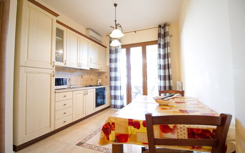 Etna Suites: Cabinetry, Meubles, Fenêtre, Bâtiment, Comptoir, Bois, Table, Design Intérieur, Tiroir, Cuisine