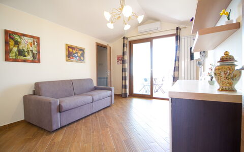 Etna Suites: Meubles, Propriété, Canapé, Cadre, Cabinetry, Bois, Éclairage, Design Intérieur, Confort, Salon