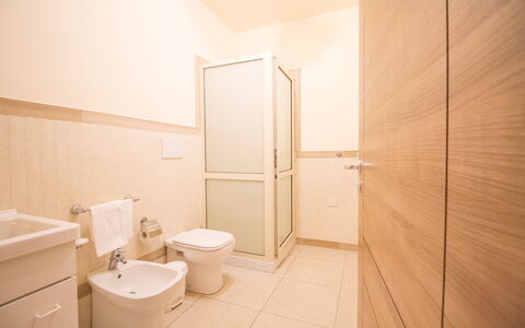 Etna Suites: Luminaire Plomberie, Propriété, Salle De Bains, Bâtiment, Siège De Toilette, Toilette, Lavabo, Violet, Bois, Maison