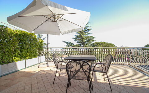Etna Suites: Ciel, Table, Meubles, Bâtiment, Plante, Parapluie, Ombre, Chaise, Mobilier De Jardin, Tableau De Plein Air