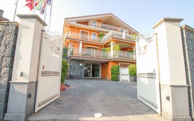 Etna Suites: Ciel, Propriété, Bâtiment, Fenêtre, Design Urbain, Zone Résidentielle, Façade, Immobilier, Porte